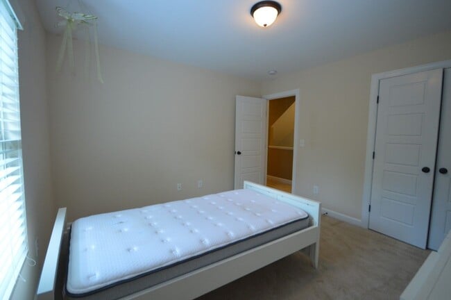 Building Photo - 204 Station Dr