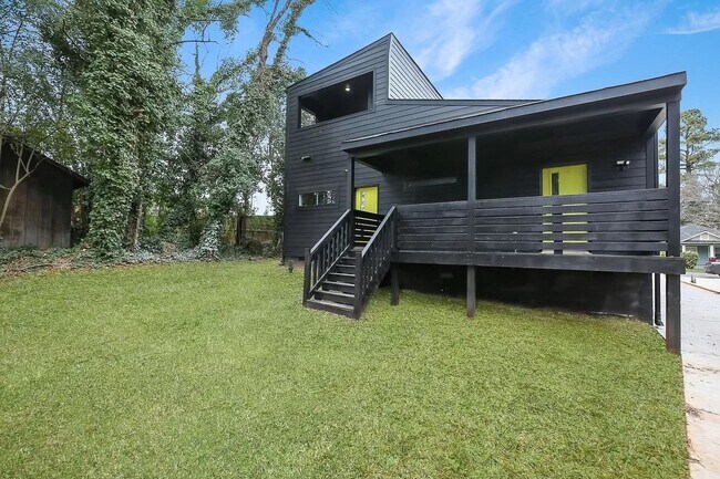 Building Photo - Room in 3 Bedroom Home at State St