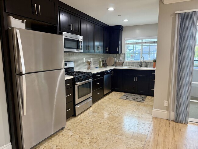 Building Photo - MOVE IN READY 2/2 with 2 Assigned Parking!...