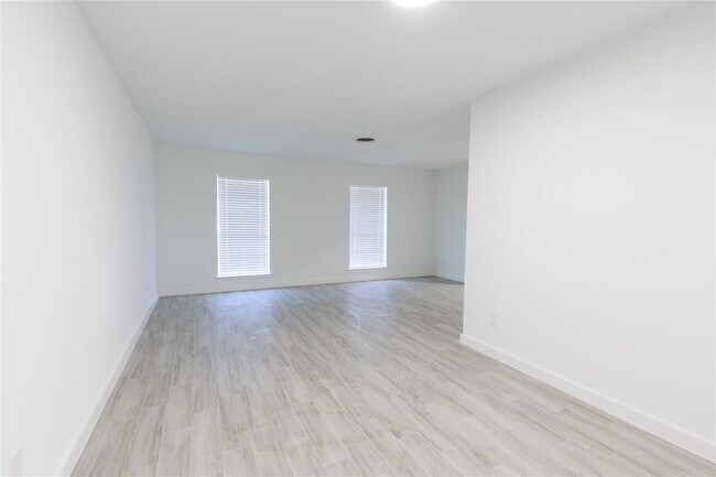 Building Photo - 2510 Straight Creek Dr