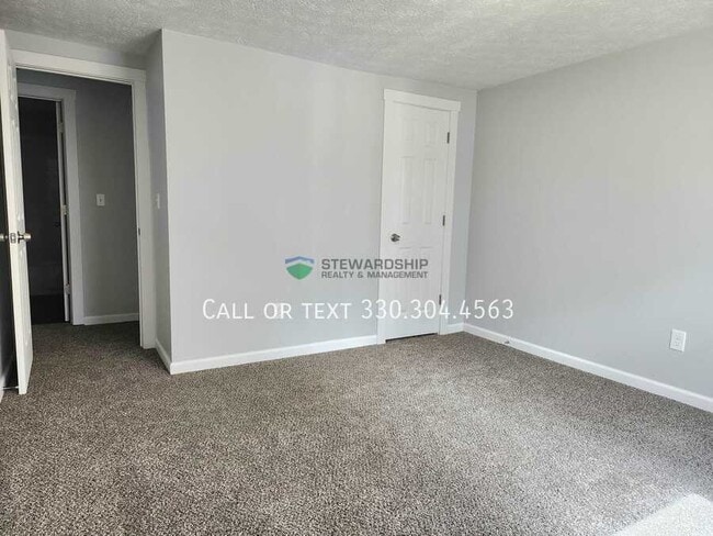 Building Photo - 157 Elm St NE