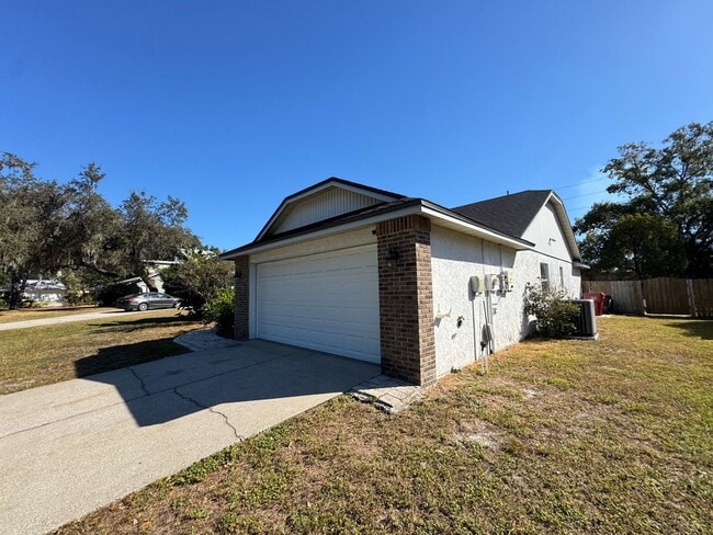 Building Photo - Your Dream Home Awaits! MASSIVE Backyard! ...