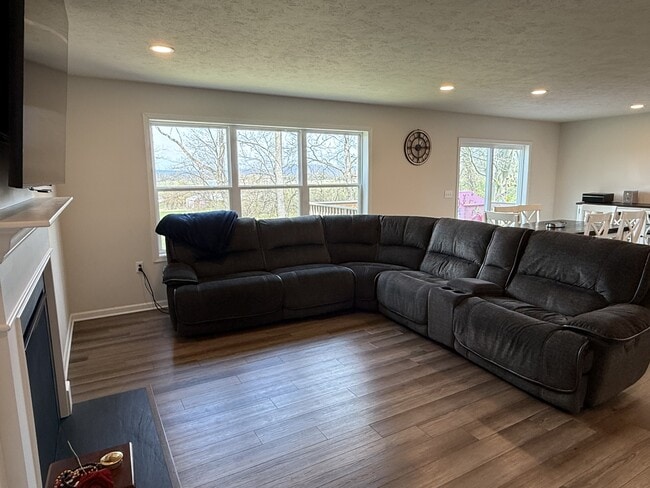 Building Photo - 166 Gwenedd Ln