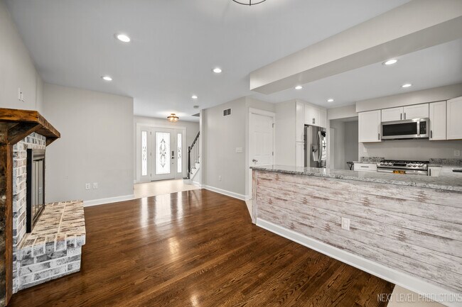 Building Photo - 413 Cheever Ave