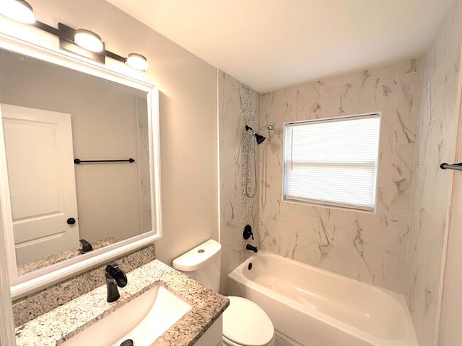 Building Photo - ** CENTRAL NAPLES ** 3 BED + DEN / 2 BATH ** GARAGE - NO HOA! ** ANNUAL RENTAL **