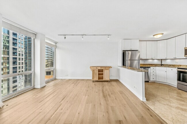 Building Photo - 111 E Chestnut St