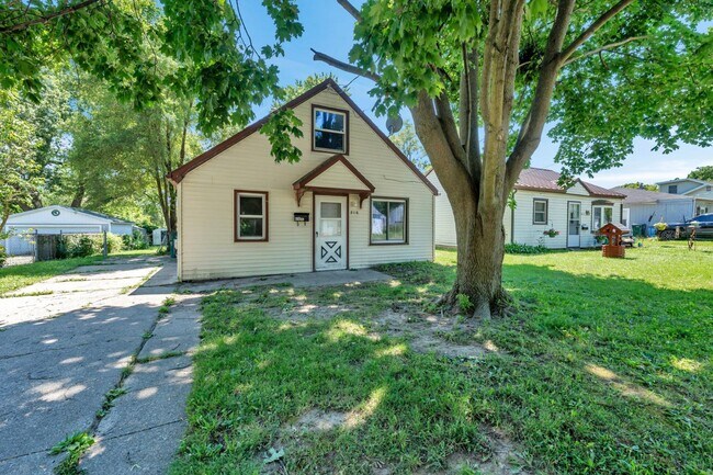 Building Photo - 816 E Harris St