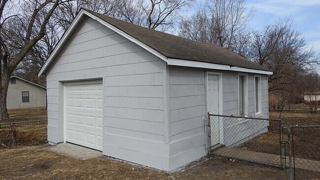 Building Photo - Adorable 2 bedrooms and 1 bath home located on N Main St in Independence
