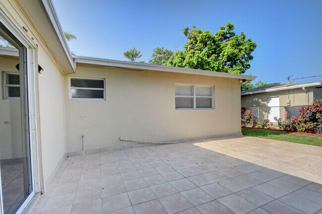 Building Photo - 1749 15th Ave N