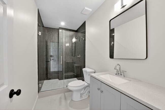 Building Photo - Spacious 6BR Rowhome in Prime DC Location
