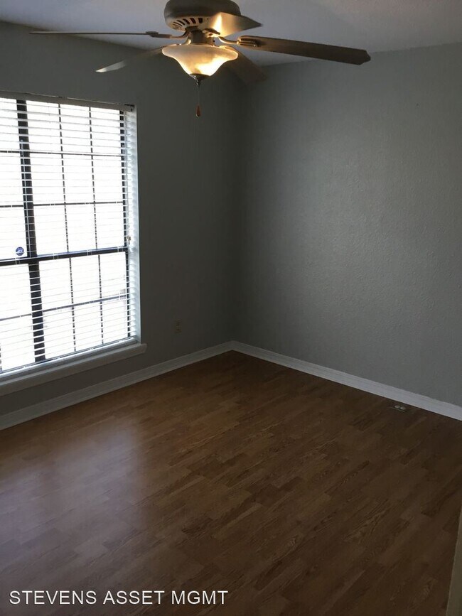 Building Photo - 2 br, 1.5 bath House - 3352 Eastwood Dr.
