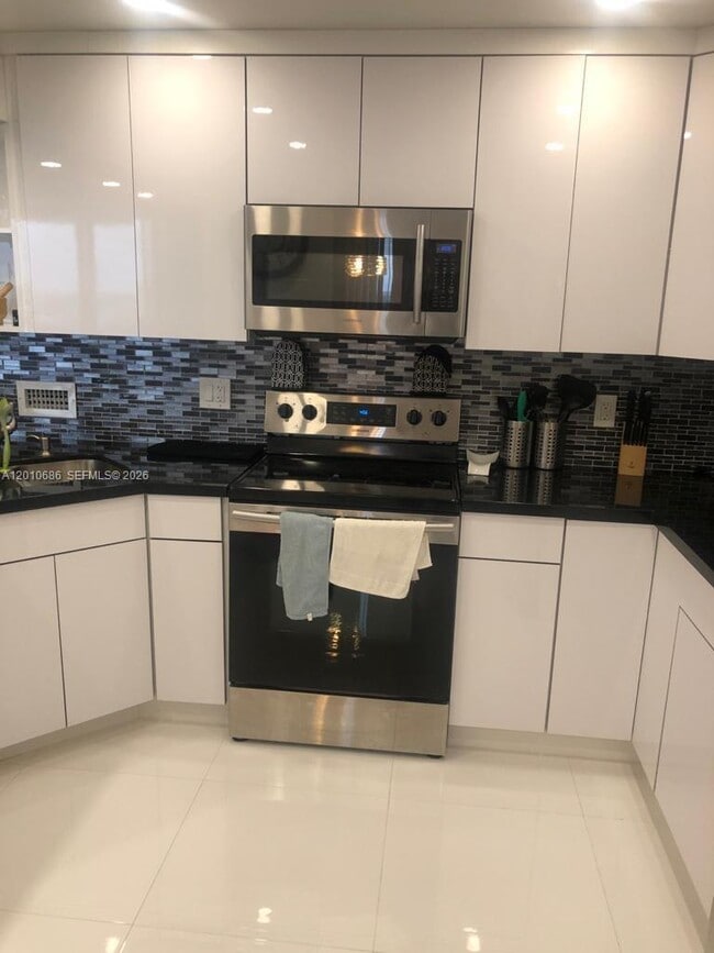 Building Photo - 2030 S Ocean Dr