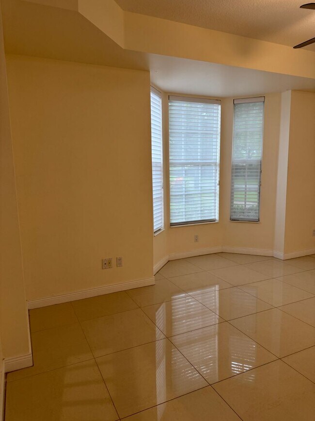 Building Photo - Lakeside Luxury Living in Island Walk – 3B...