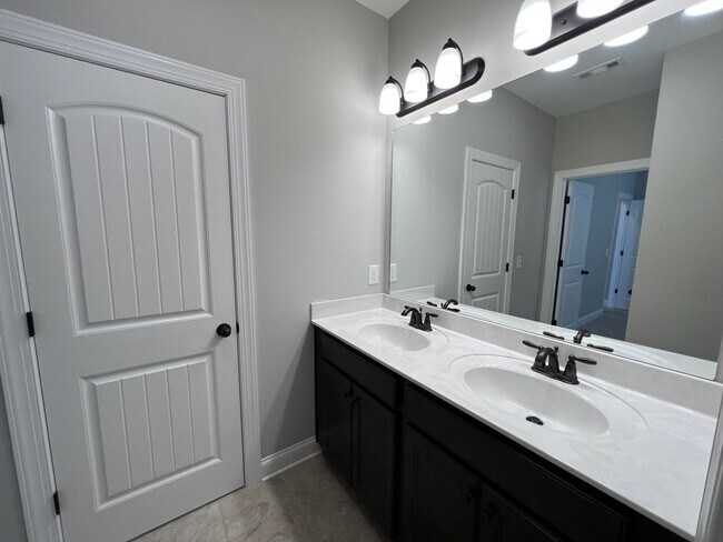 Building Photo - Charming and Convenient Home in Hendersonville