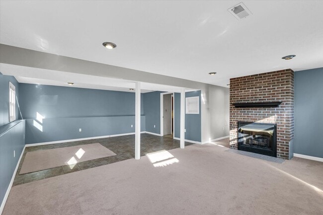 Building Photo - Spacious 4-Bedroom Home with Fenced Yard a...