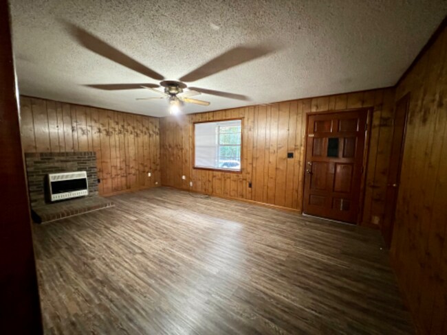 Building Photo - 722 Walnut Rd