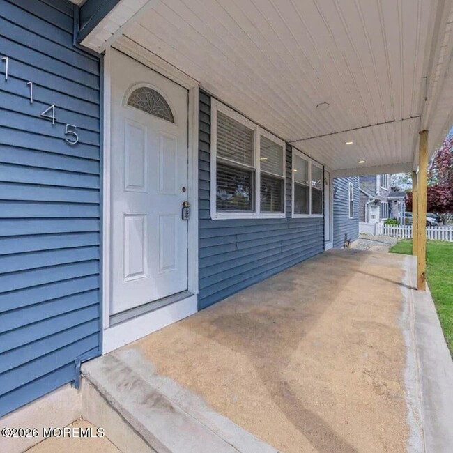 Building Photo - 1143-1145-1145 Roe Ave