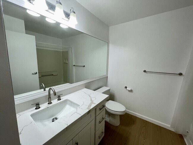 Building Photo - Discover a refreshed 2-bedroom, 2-bathroom residence in Mililani Mauka, complete with 2 parking s...