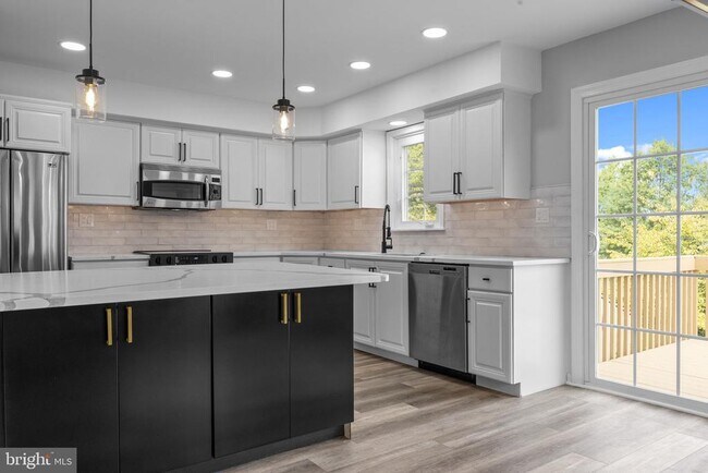 Building Photo - 548 Susan Dr