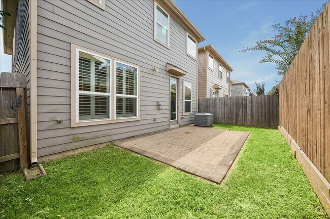 Building Photo - 8922 Hollister Commons Ln