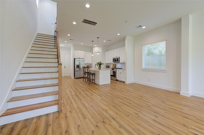 Building Photo - 2710 Noble St