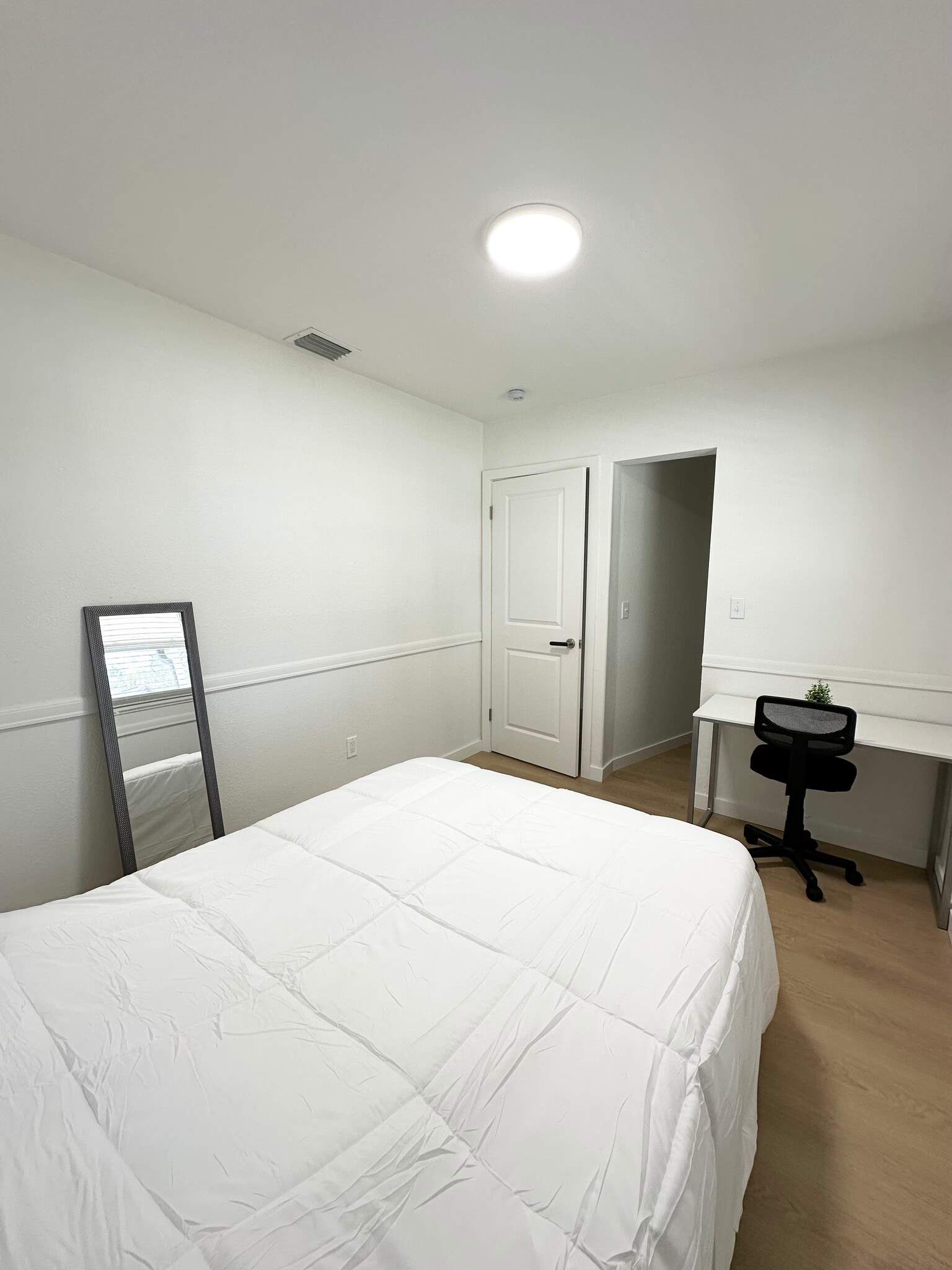 Building Photo - 4611 N Eddy Dr