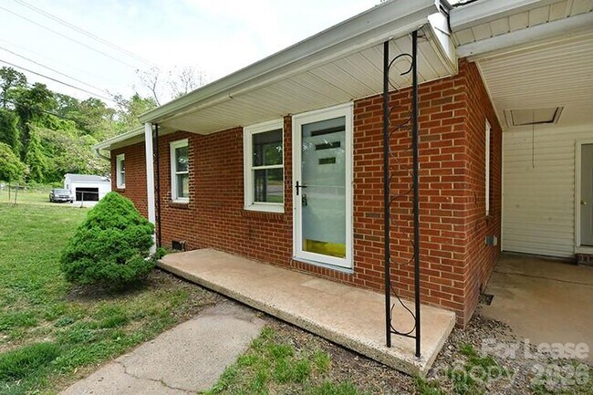 Building Photo - 266 Long St