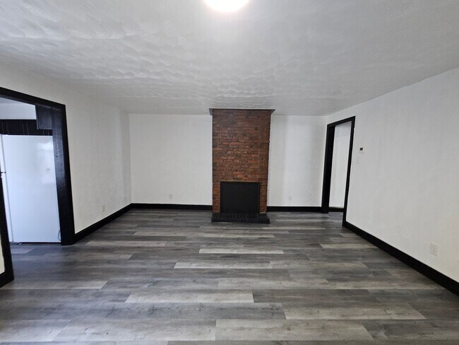 Building Photo - Fully Updated 3 bedroom 1 bath house for r...