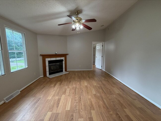 Building Photo - 3 Bed/2 Bath Home on large lot