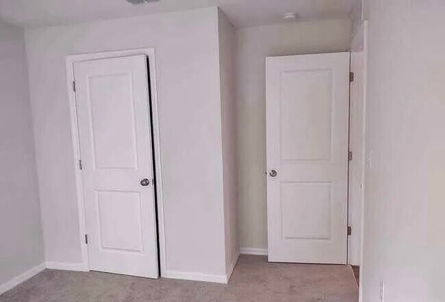 Building Photo - 6248 N Chestnut Terrace