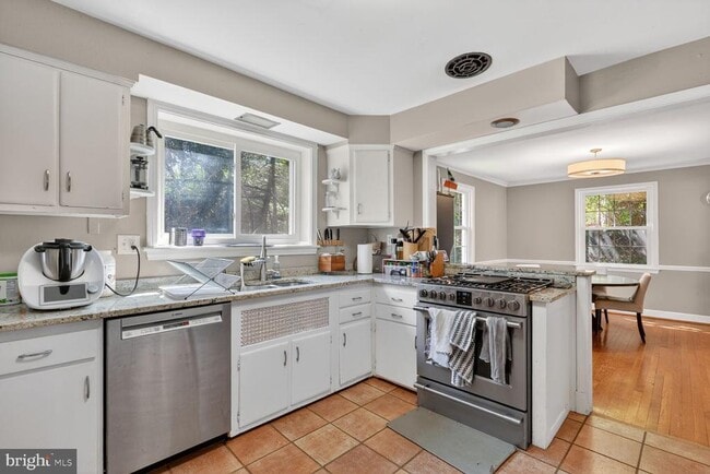 Building Photo - 7215 Rollingwood Dr