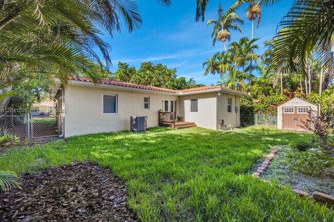 Building Photo - 829 Medina Ave