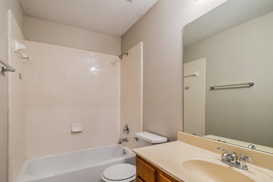 Building Photo - 1116 Oakcrest Dr