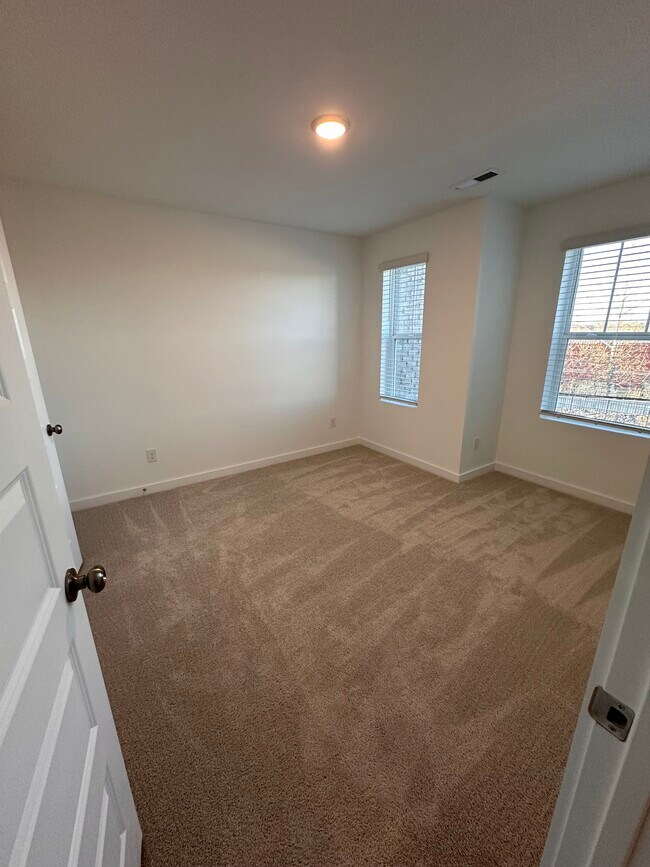 Building Photo - 700 Dreamers Private Ln