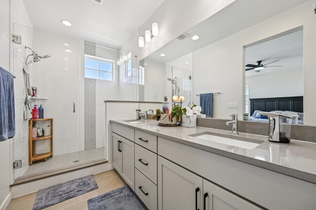 Building Photo - "Experience Spacious Comfort: 4-Bed, 3.5-Bath Retreat on Gladshine Drive!"