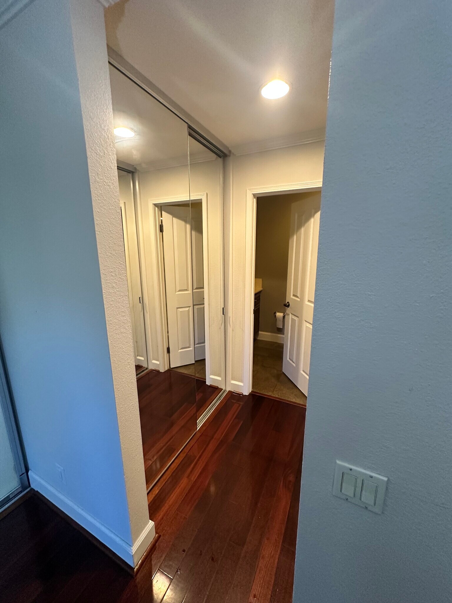 Building Photo - 8581 Villa La Jolla Dr