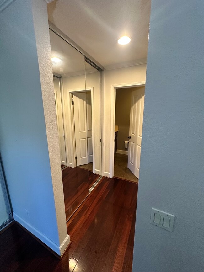 Building Photo - 8581 Villa La Jolla Dr
