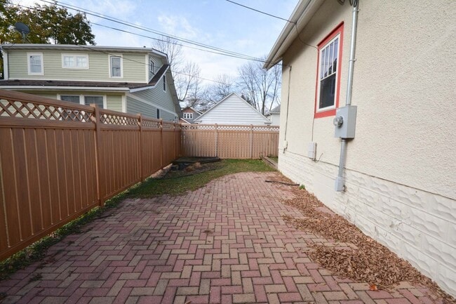 Building Photo - Kutzky Park Home w/Master Suite