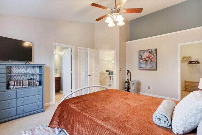 Building Photo - Charming 3 BD - 2.5 BA townhome located so...