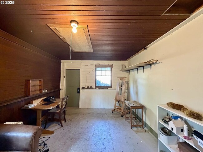 Building Photo - 1702 Cedar St