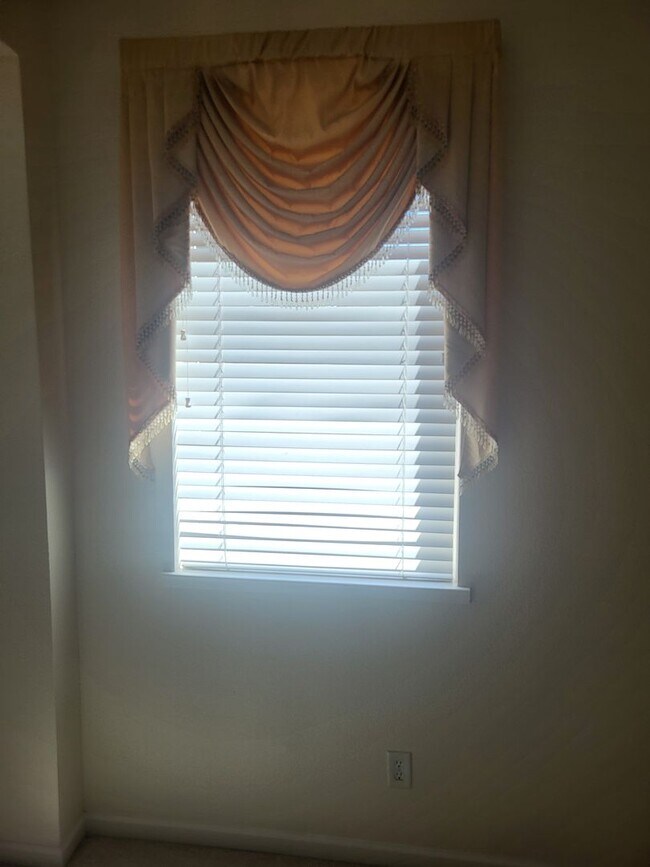 Building Photo - 5049 Pine Lake Ct