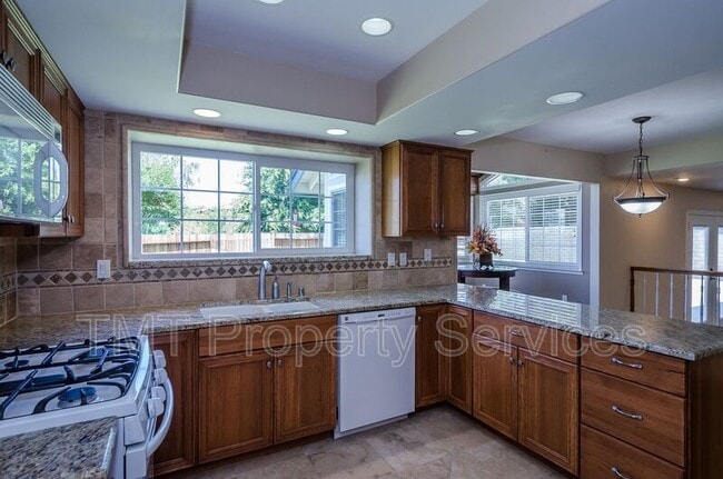Building Photo - 485 Meadowbrook Dr