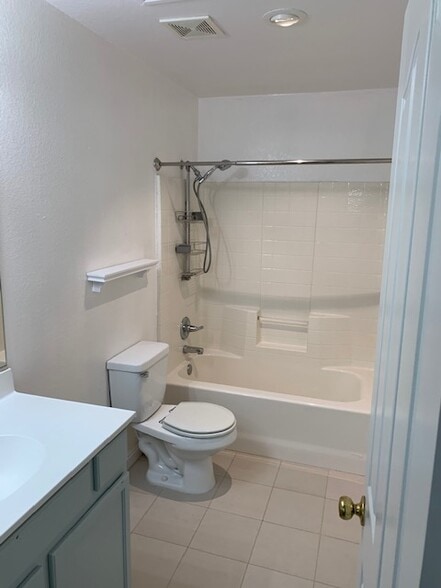 GUEST BATH ROOM - 11860 Brandywine Pl