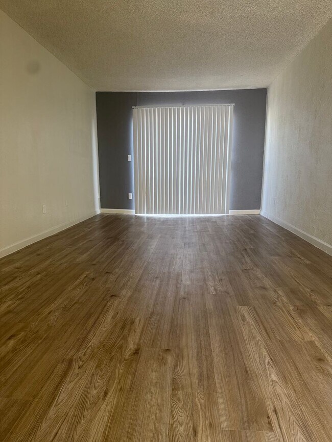 Building Photo - 1/2 off move in special! Large 2 bedroom i...