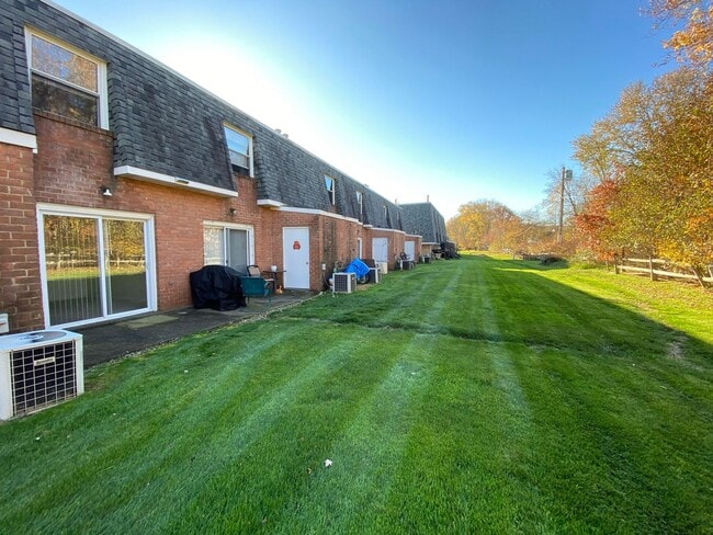 Building Photo - Amazing Two Bedroom Townhouse in Zelienople! Washer & Dryer Hook-Ups! Call Today!