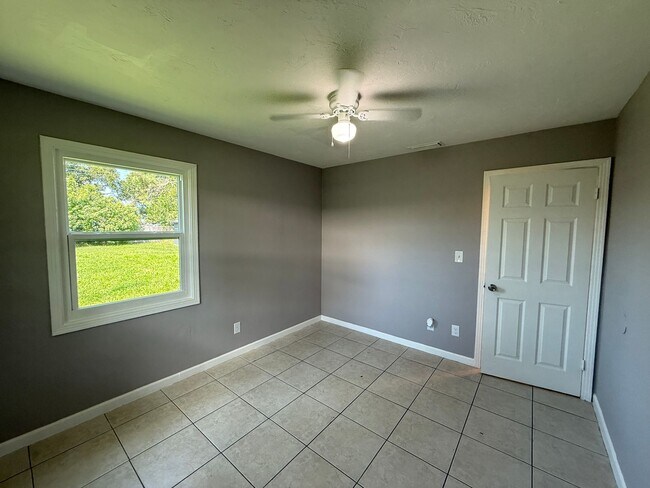 Building Photo - 3 Bedroom 2 Bath Single Family Home