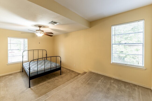 Building Photo - 422 River Oaks Dr