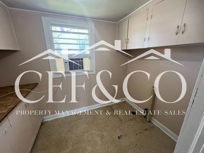 Building Photo - 2 bedroom home now available in Spartanburg