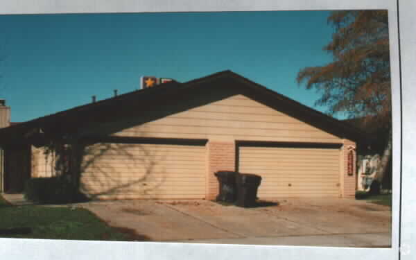 Primary Photo - Venetian Bridge Duplex