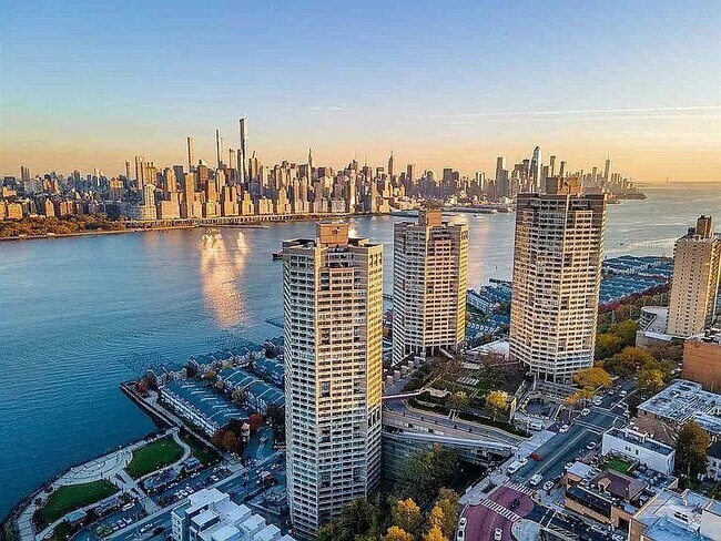 Building Photo - 7004 Boulevard E